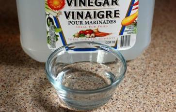 10 Cleaning Hacks for White Vinegar