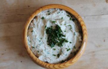 Healthy Vegan Sour Cream & Onion Dip